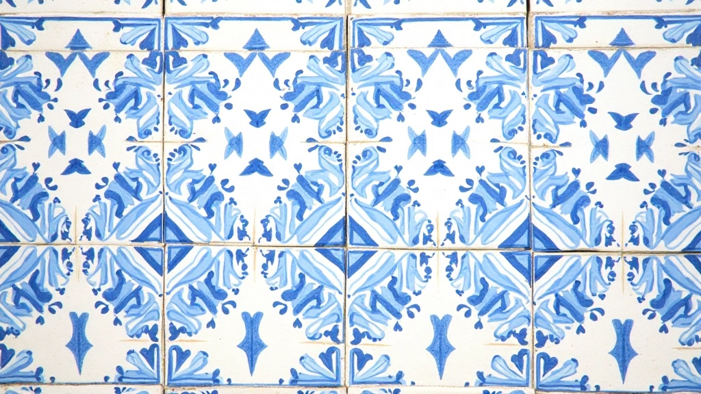 Painéis de azulejos portugueses com padrões tradicionais azuis e brancos em parede antiga